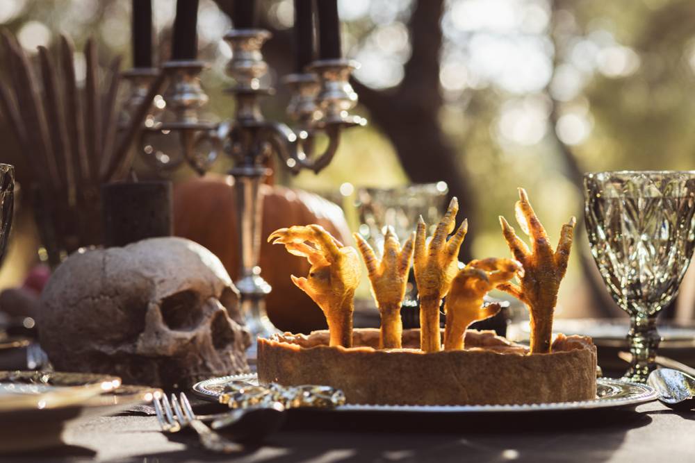 Halloween. A dark & chic tablescape Halloween. A dark & chic tablescape