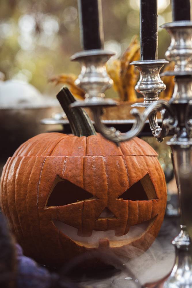 Halloween. A dark & chic tablescape Halloween. A dark & chic tablescape