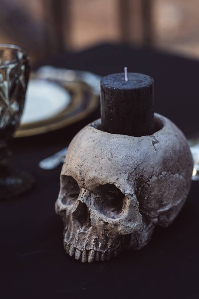 Halloween. A dark & chic tablescape Halloween. A dark & chic tablescape