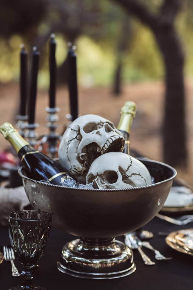 Halloween. A dark & chic tablescape Halloween. A dark & chic tablescape