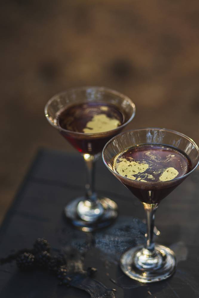 Halloween. A dark & chic tablescape Halloween. A dark & chic tablescape