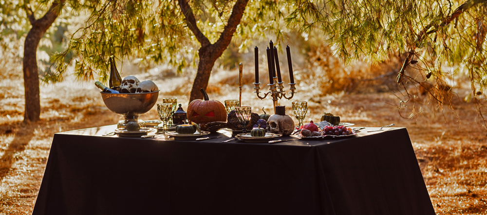 Halloween. A dark & chic tablescape Halloween. A dark & chic tablescape