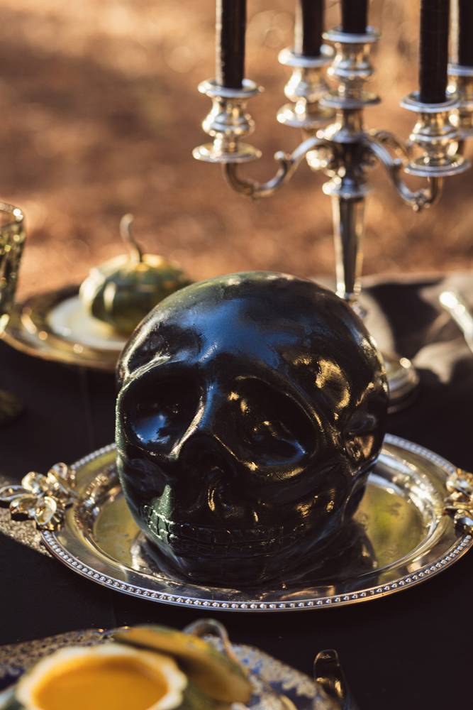 Halloween. A dark & chic tablescape Halloween. A dark & chic tablescape