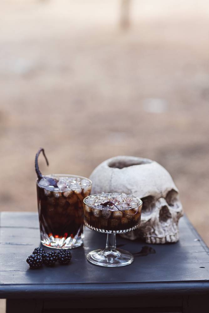 Halloween. A dark & chic tablescape Halloween. A dark & chic tablescape