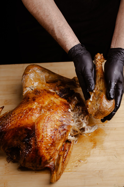 To κόψιμο της γαλοπούλας βήμα-βήμα To κόψιμο της γαλοπούλας βήμα-βήμα