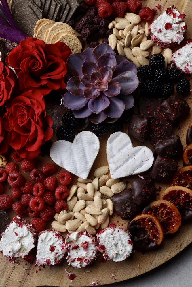 Το πιο insta-worthy cheese platter για την ημέρα των ερωτευμένων.