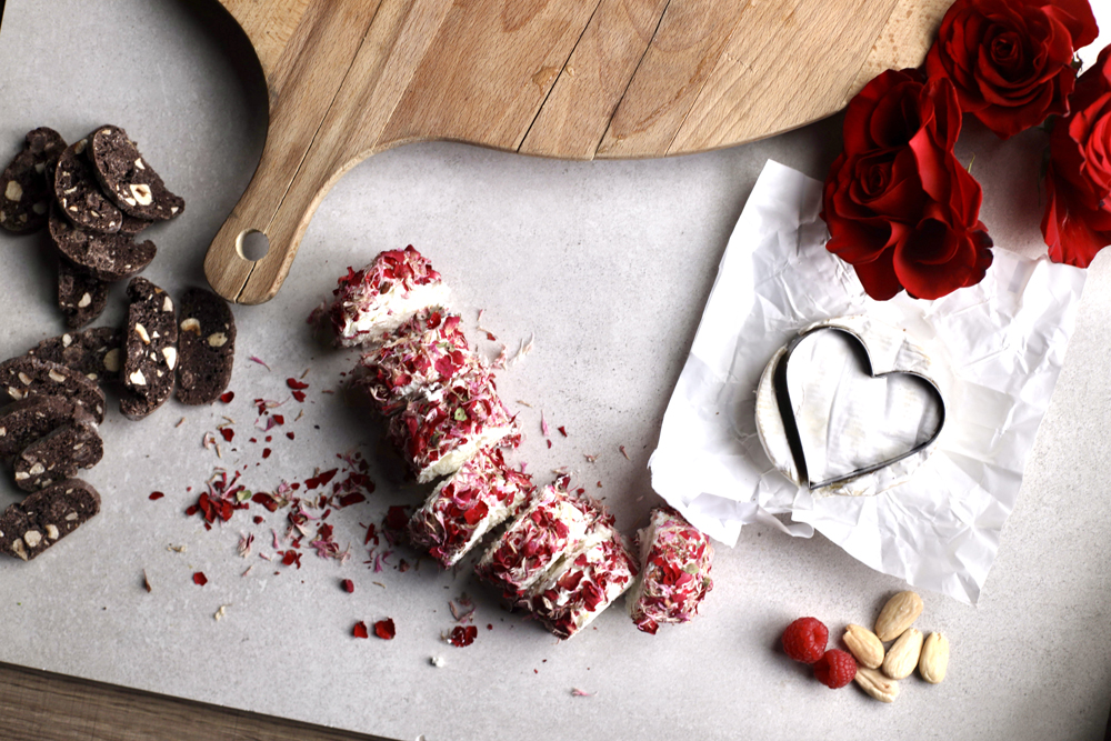 Το πιο insta-worthy cheese platter για την ημέρα των ερωτευμένων.