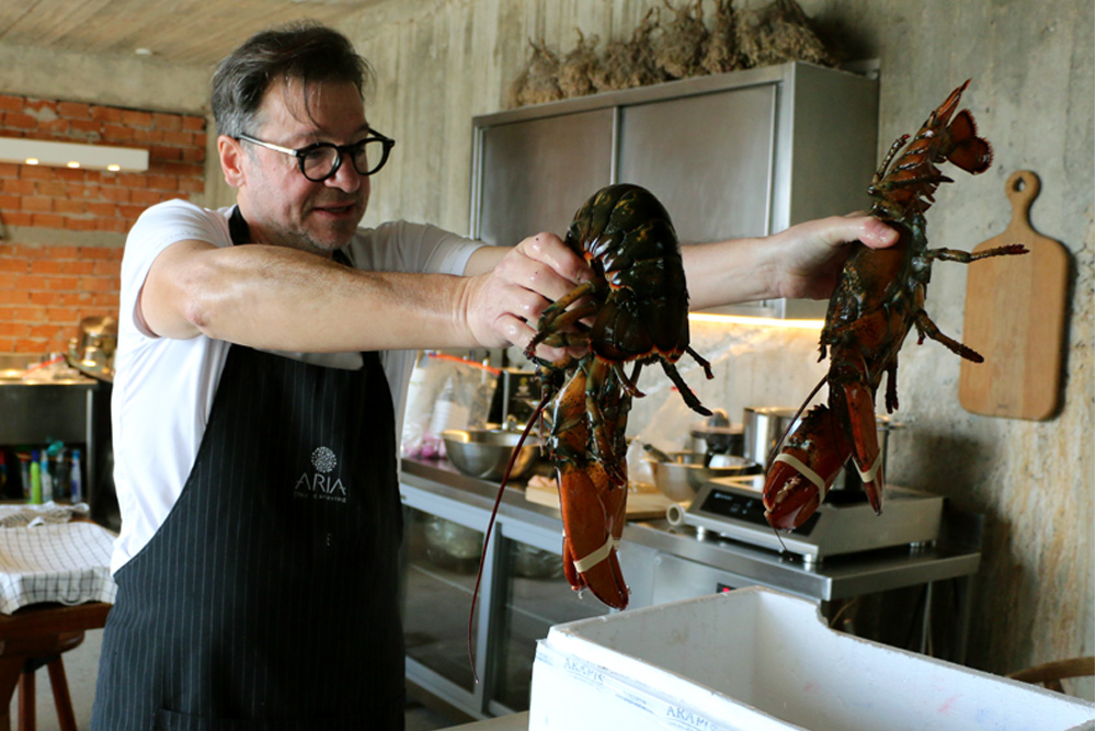 Ο Παναγιώτης Γιαννακός μαγειρεύει την περίφημη Αστακομακαρονάδα του, στην Τήνο, το νησί της καρδιάς του