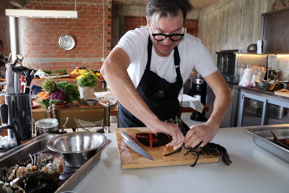 Ο Παναγιώτης Γιαννακός μαγειρεύει την περίφημη Αστακομακαρονάδα του, στην Τήνο, το νησί της καρδιάς του