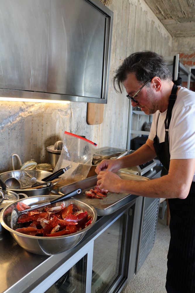 Ο Παναγιώτης Γιαννακός μαγειρεύει την περίφημη Αστακομακαρονάδα του, στην Τήνο, το νησί της καρδιάς του