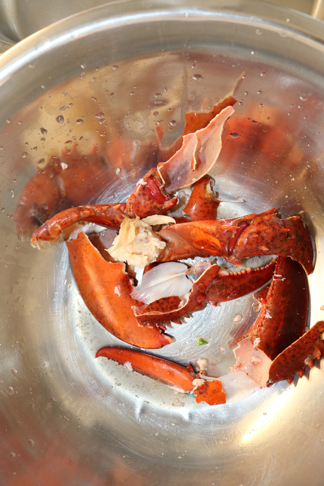 Ο Παναγιώτης Γιαννακός μαγειρεύει την περίφημη Αστακομακαρονάδα του, στην Τήνο, το νησί της καρδιάς του