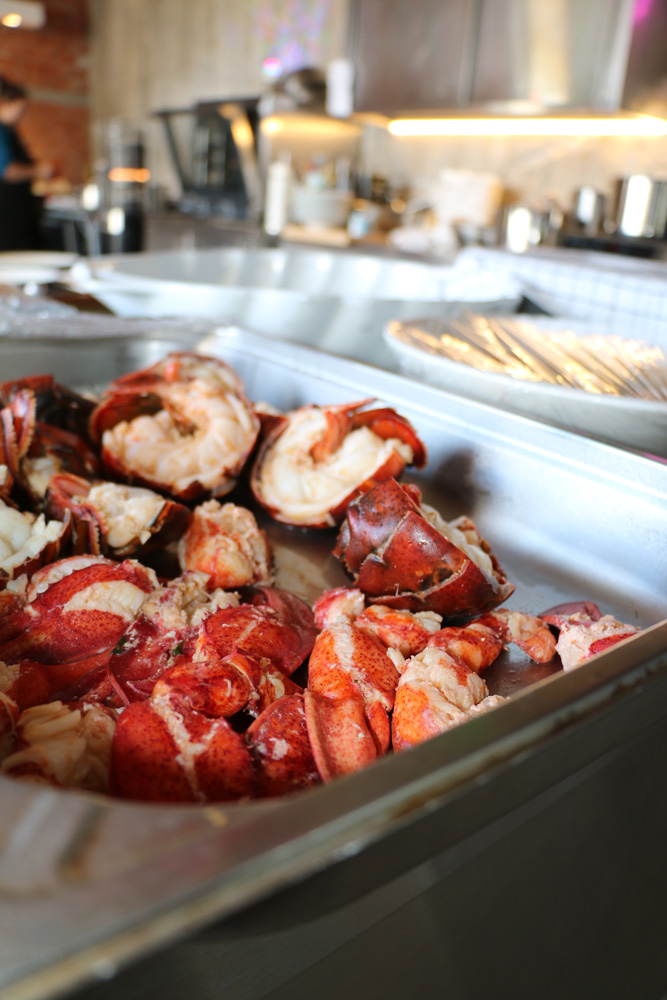 Ο Παναγιώτης Γιαννακός μαγειρεύει την περίφημη Αστακομακαρονάδα του, στην Τήνο, το νησί της καρδιάς του