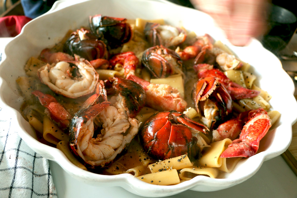 Ο Παναγιώτης Γιαννακός μαγειρεύει την περίφημη Αστακομακαρονάδα του, στην Τήνο, το νησί της καρδιάς του