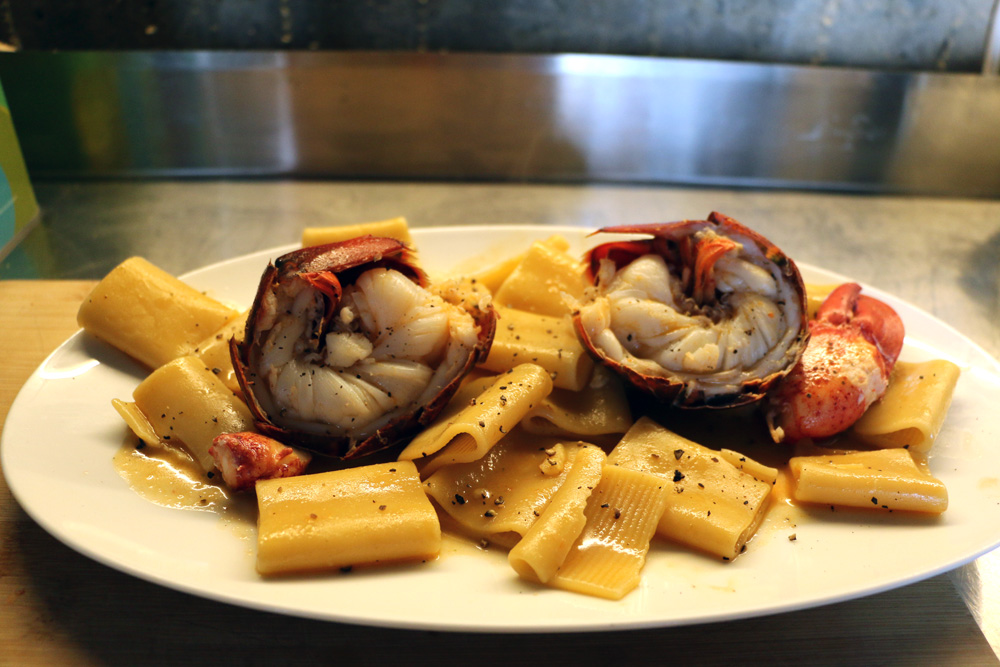 Ο Παναγιώτης Γιαννακός μαγειρεύει την περίφημη Αστακομακαρονάδα του, στην Τήνο, το νησί της καρδιάς του