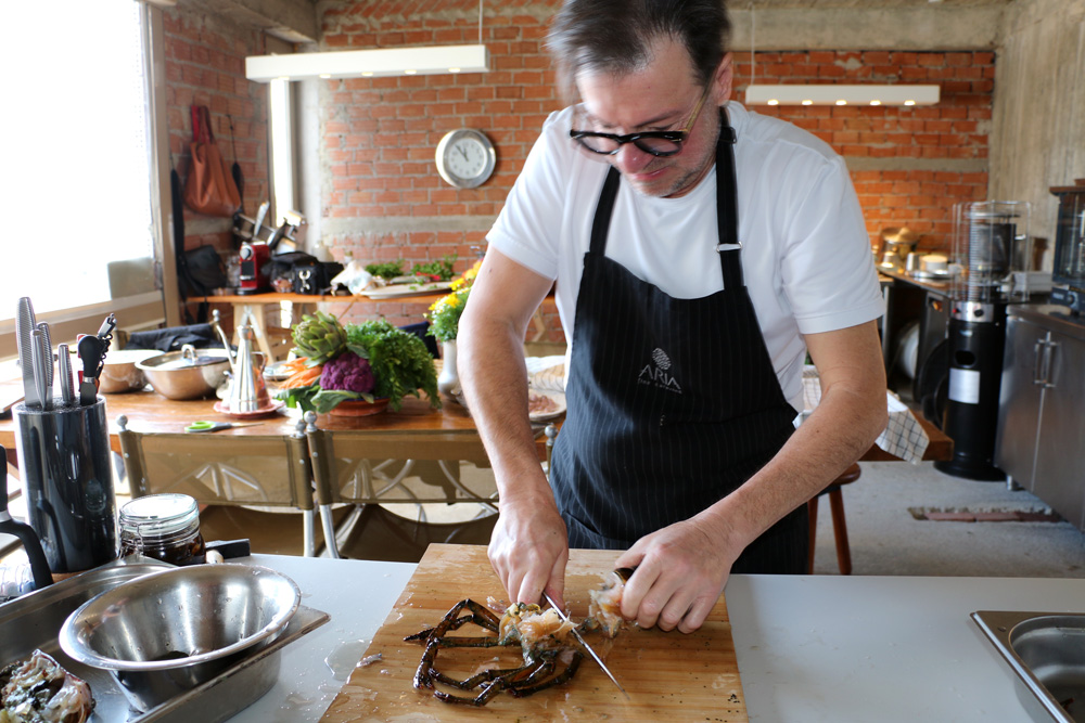 Ο Παναγιώτης Γιαννακός μαγειρεύει την περίφημη Αστακομακαρονάδα του, στην Τήνο, το νησί της καρδιάς του