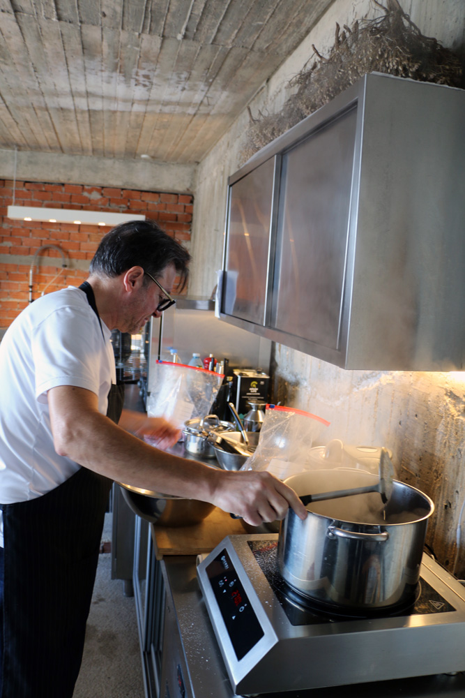 Ο Παναγιώτης Γιαννακός μαγειρεύει την περίφημη Αστακομακαρονάδα του, στην Τήνο, το νησί της καρδιάς του