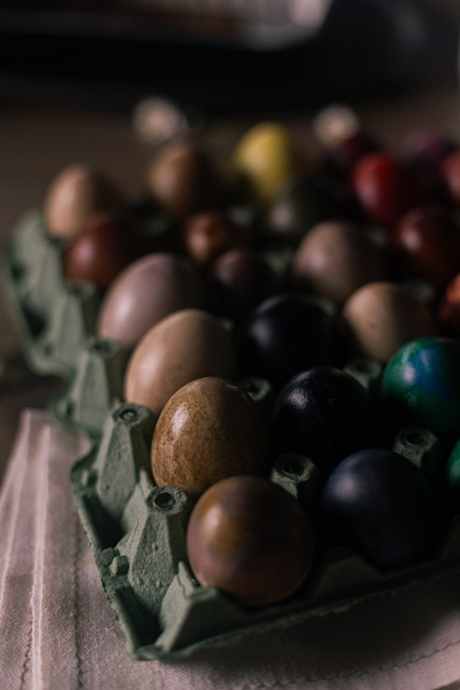 Kitchen Alchemy: Η "μαγεία" του να βάφεις αυγά με φυσικά υλικά