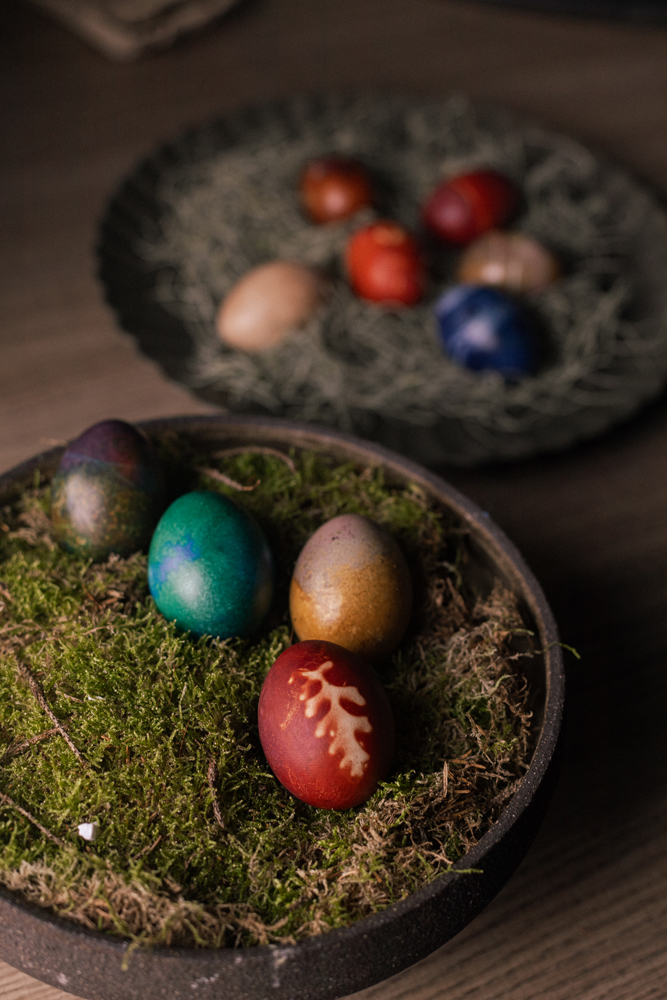 Kitchen Alchemy: Η "μαγεία" του να βάφεις αυγά με φυσικά υλικά