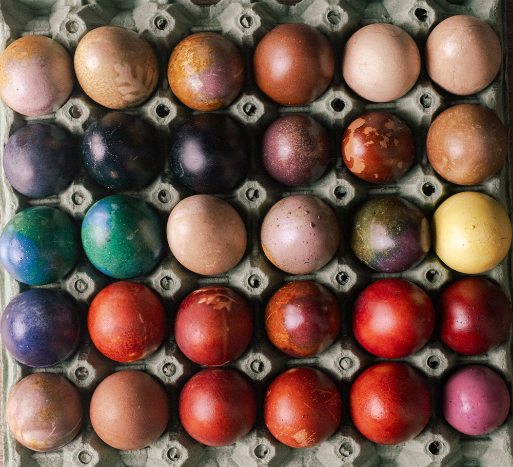 Kitchen Alchemy: Η "μαγεία" του να βάφεις αυγά με φυσικά υλικά