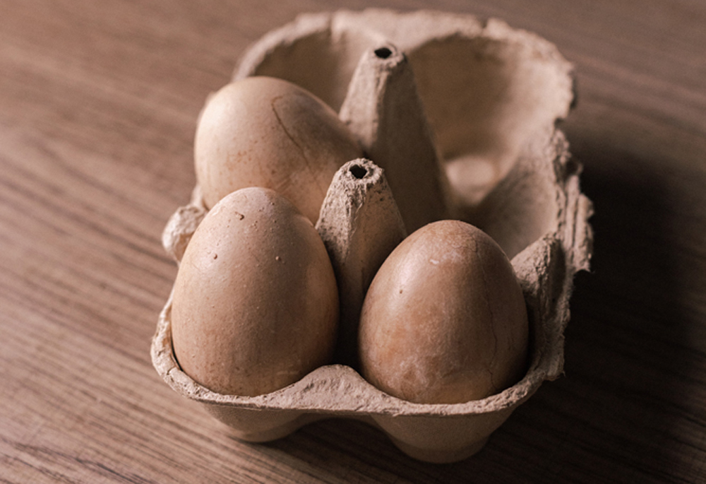 Kitchen Alchemy: Η "μαγεία" του να βάφεις αυγά με φυσικά υλικά