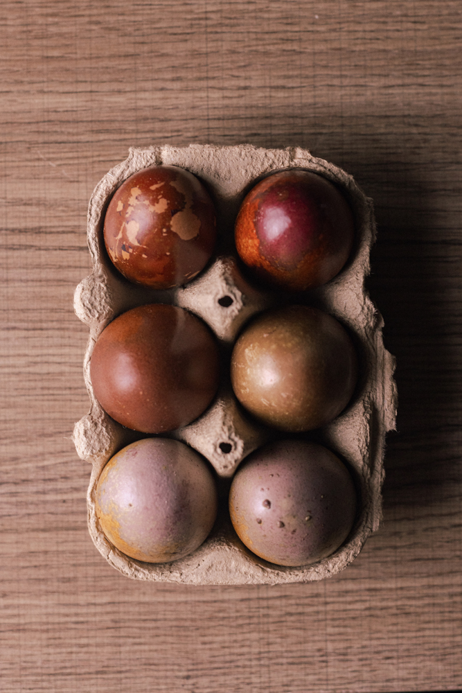 Kitchen Alchemy: Η "μαγεία" του να βάφεις αυγά με φυσικά υλικά