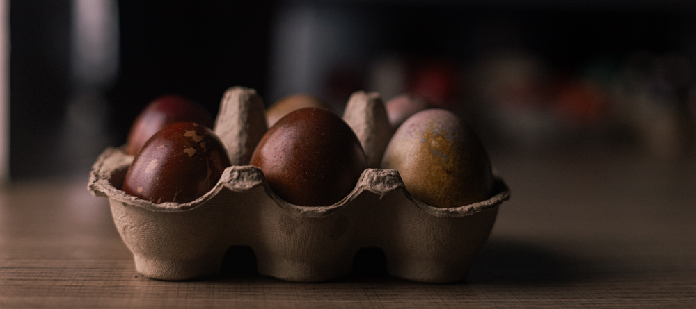 Kitchen Alchemy: Η "μαγεία" του να βάφεις αυγά με φυσικά υλικά