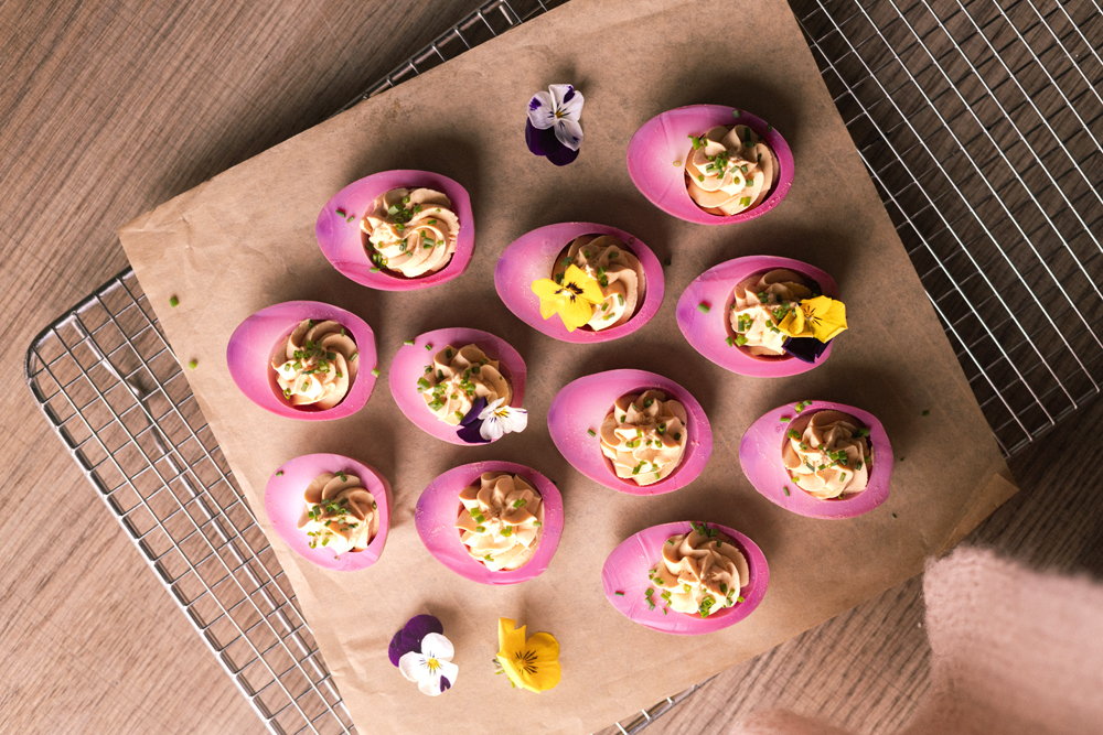 Beet-pickled deviled eggs: To πιο διάσημο Πασχαλινό finger food.
