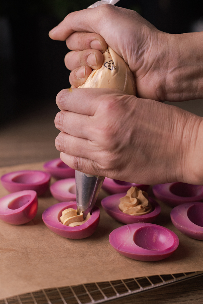 Beet-pickled deviled eggs: To πιο διάσημο Πασχαλινό finger food.