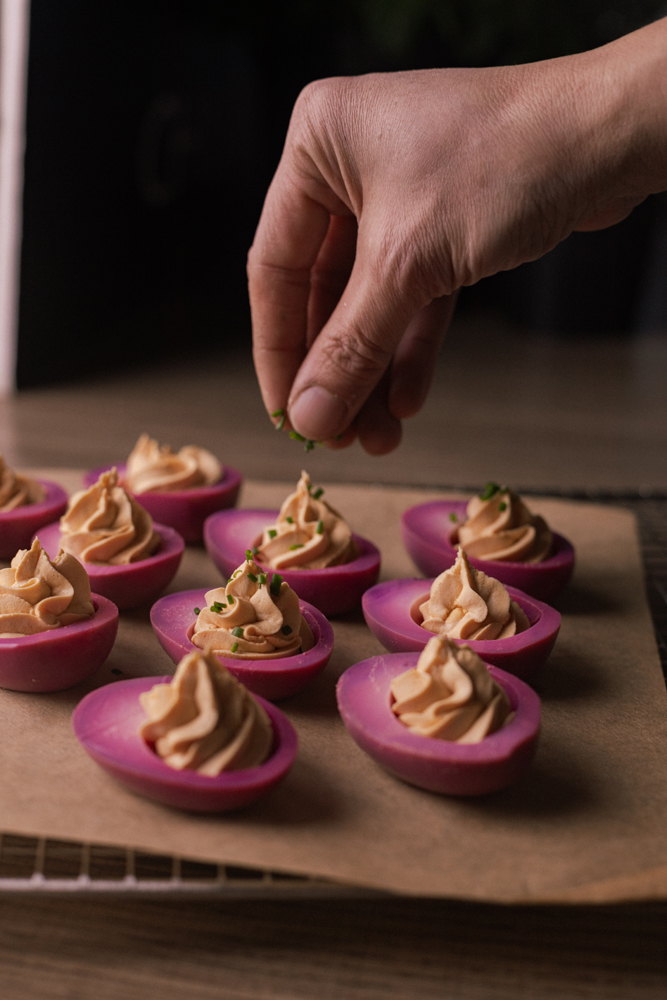 Beet-pickled deviled eggs: To πιο διάσημο Πασχαλινό finger food.