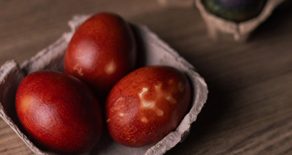 Kitchen Alchemy: Η "μαγεία" του να βάφεις αυγά με φυσικά υλικά