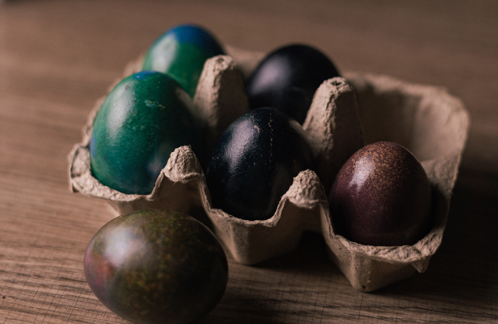 Kitchen Alchemy: Η "μαγεία" του να βάφεις αυγά με φυσικά υλικά