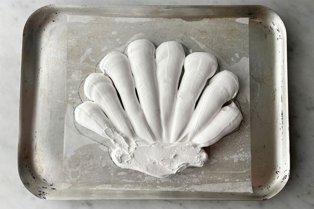 Clum Shell Pavlova με κρέμα λεμονιού και τραγανά μακαντέμια